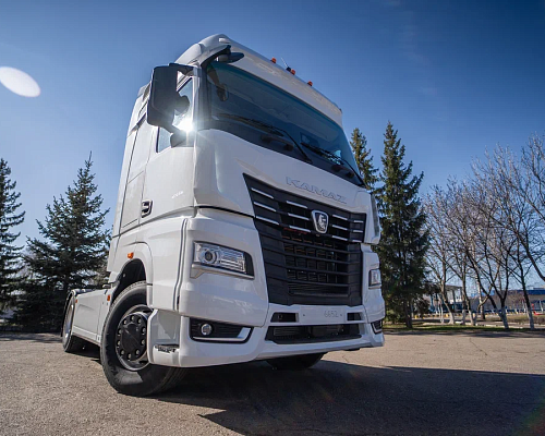 Новейший тягач КАМАЗ-54901 Hi-Tech передан клиенту в Сочи