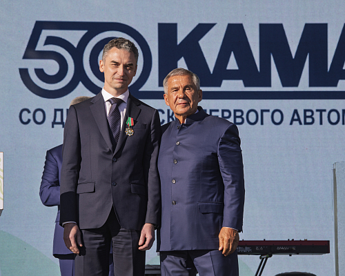 Раис Татарстана вручил камазовцам государственные награды на юбилее города