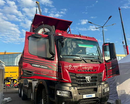 Самосвал КАМАЗ поколения К5 на выставке в Санкт-Петербурге