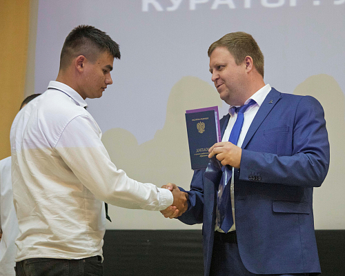 Выпускникам ГАПОУ «АТУТ» вручили дипломы на «КАМАЗе»