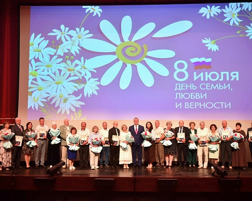 Семьи камазовцев наградили медалями «За любовь и верность»